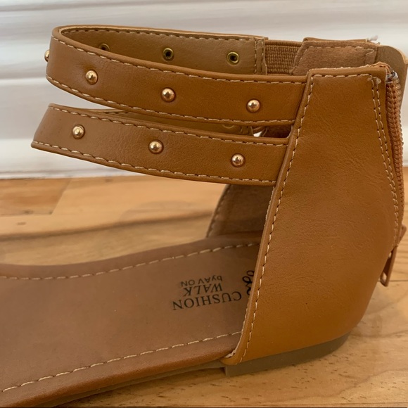 Avon Sandals - NWOT - Picture 7 of 10